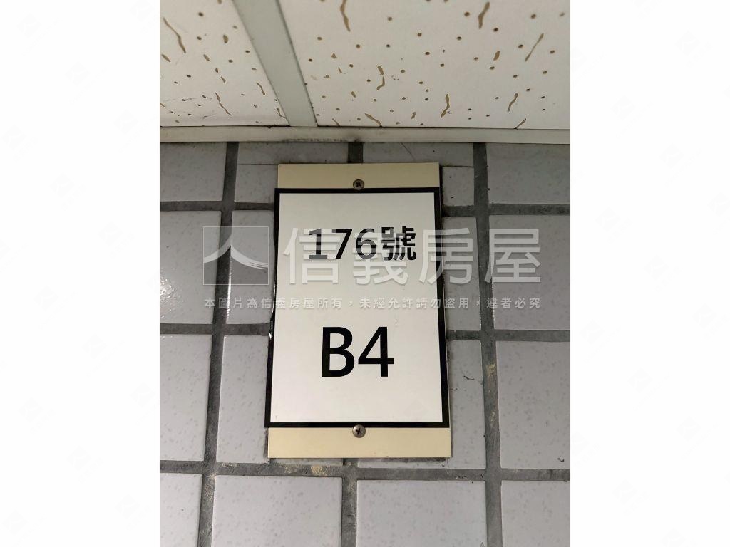 東方麒麟坡道平面車位房屋室內格局與周邊環境