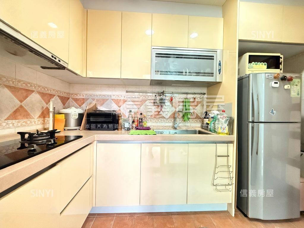 巴黎街頭一樓房屋室內格局與周邊環境