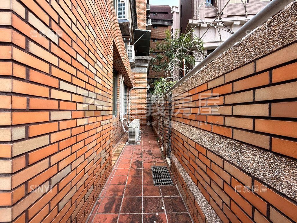 巴黎街頭一樓房屋室內格局與周邊環境