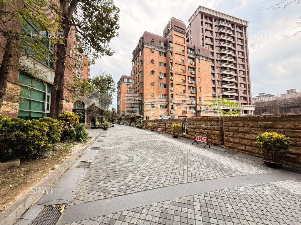 巴黎街頭一樓房屋室內格局與周邊環境