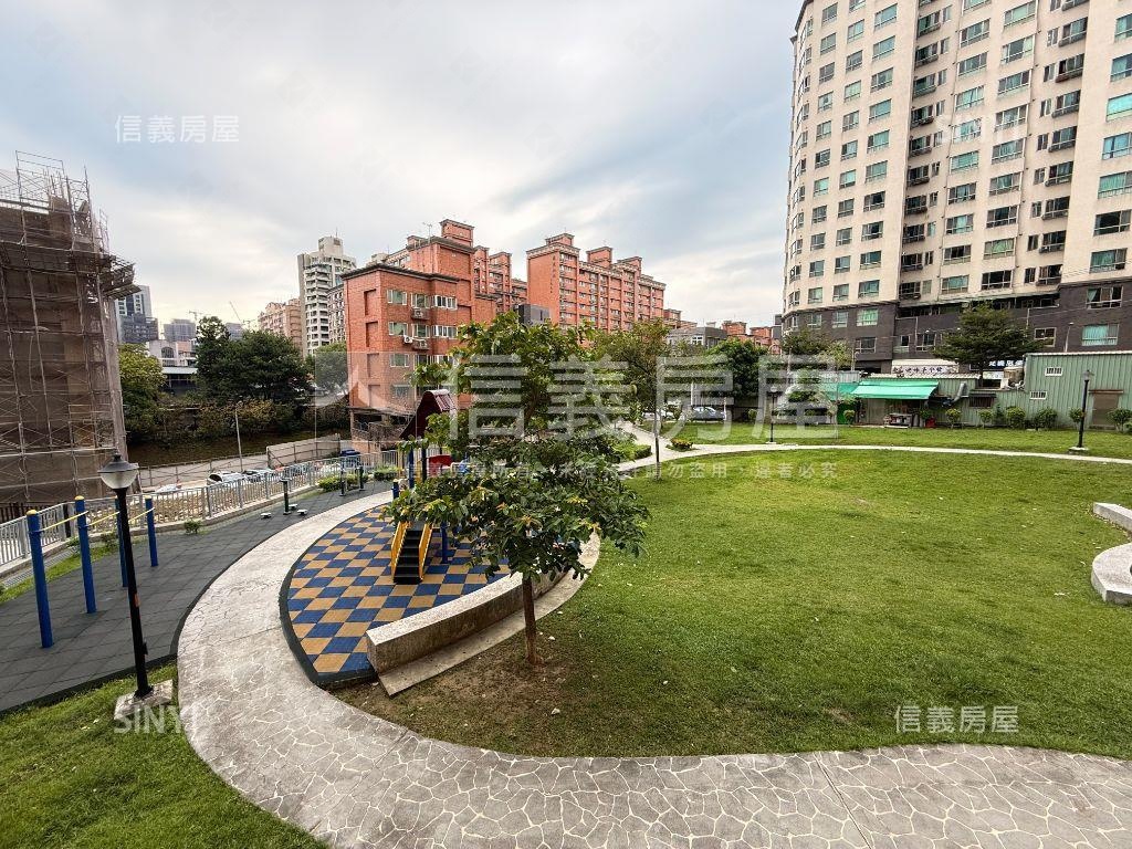 巴黎街頭一樓房屋室內格局與周邊環境