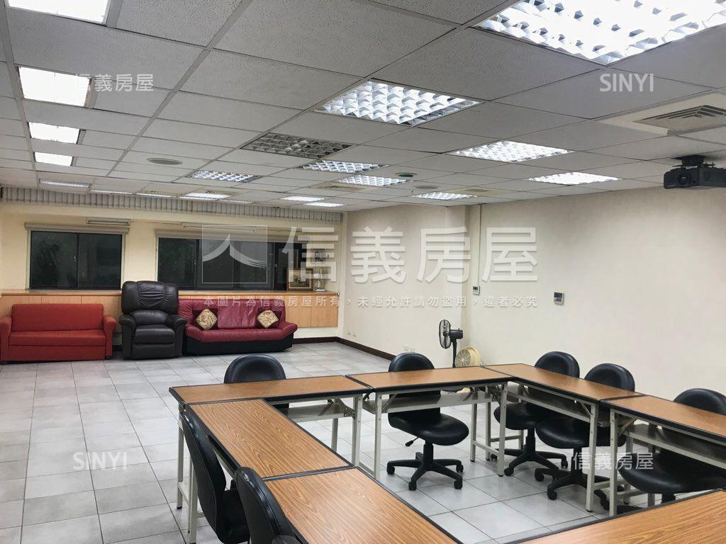 正中華路二段稀有金透店房屋室內格局與周邊環境