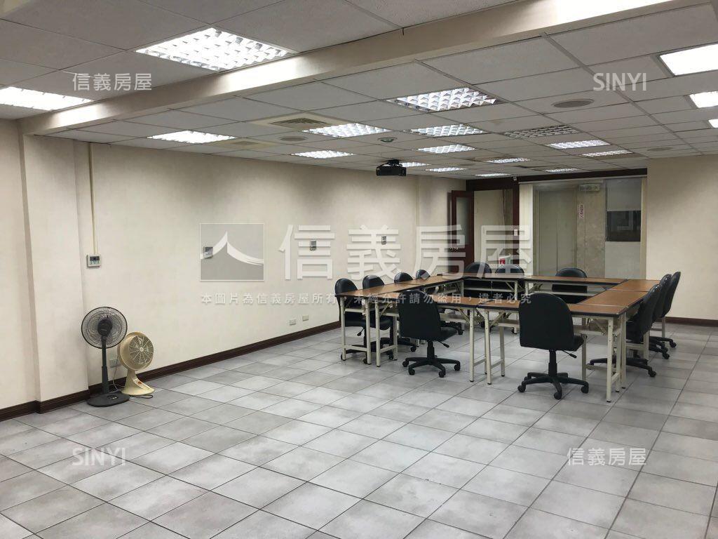 正中華路二段稀有金透店房屋室內格局與周邊環境