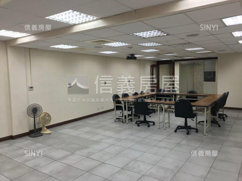 正中華路二段稀有金透店房屋室內格局與周邊環境