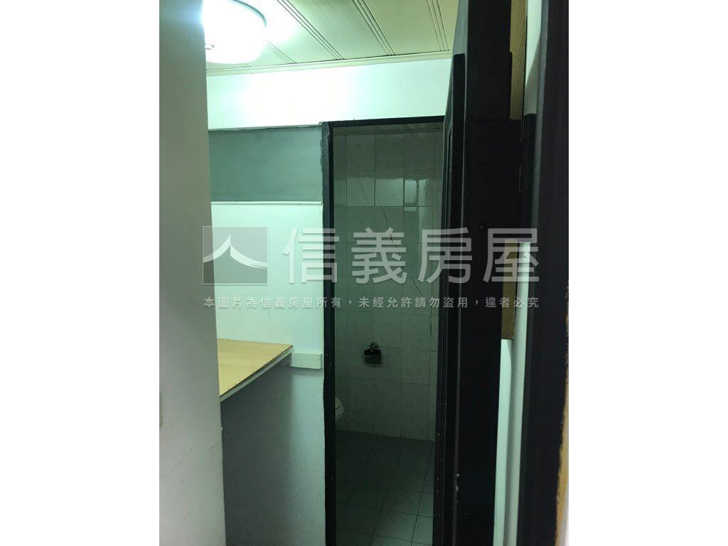 正中華路二段稀有金透店房屋室內格局與周邊環境
