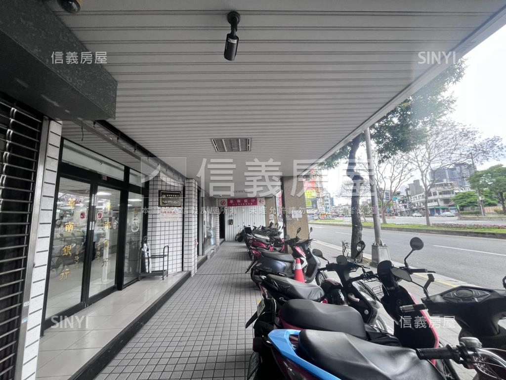 正中華路二段稀有金透店房屋室內格局與周邊環境