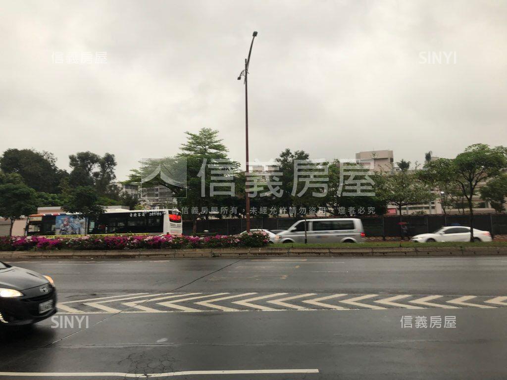 正中華路二段稀有金透店房屋室內格局與周邊環境