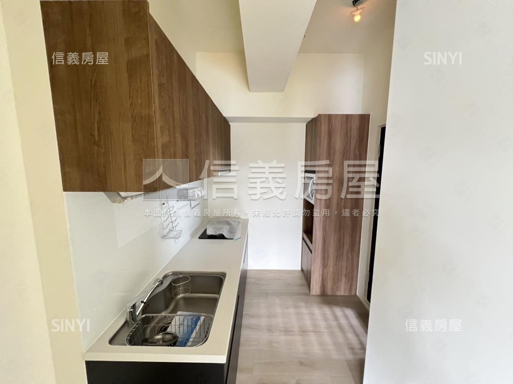 恆山和合兩房車位。瑰寶房屋室內格局與周邊環境