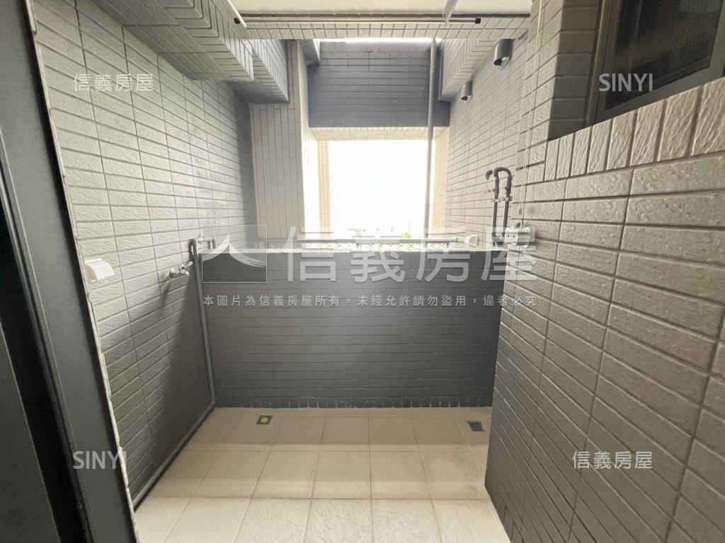 恆山和合兩房車位。瑰寶房屋室內格局與周邊環境