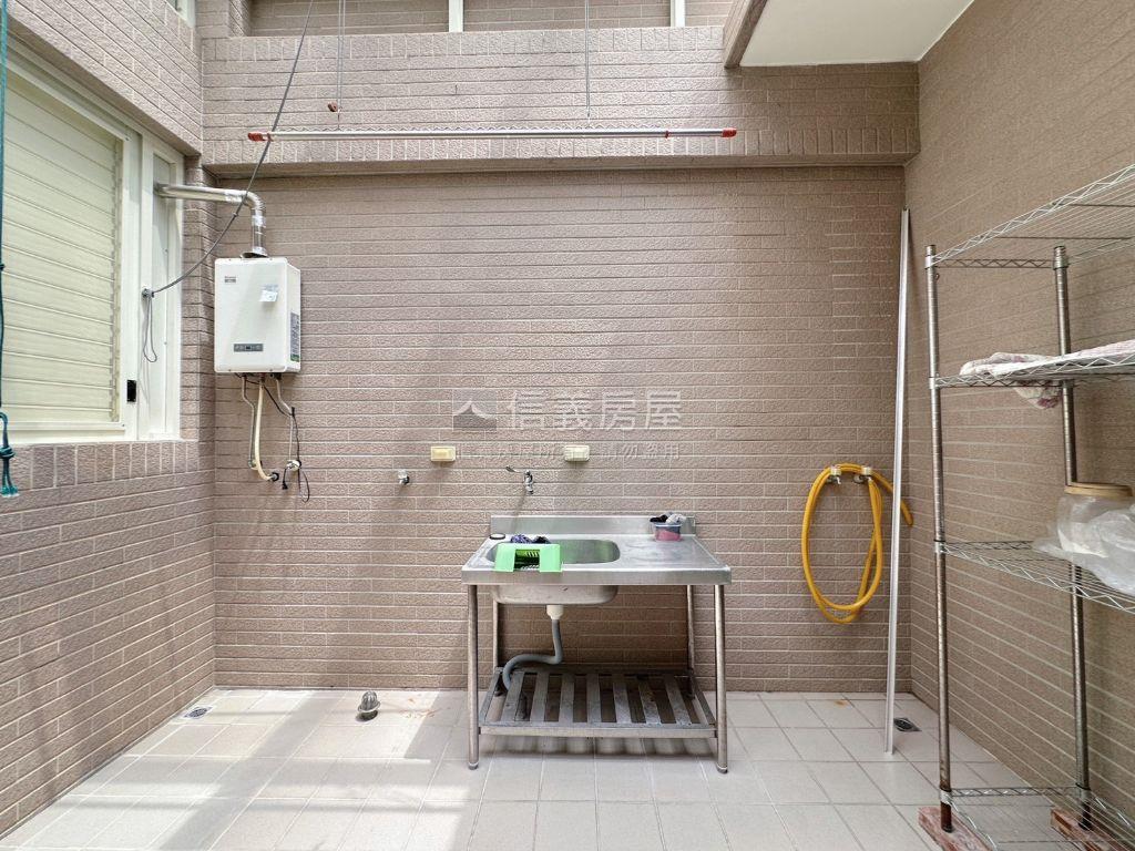 典藏高鐵區大面寬可住可店房屋室內格局與周邊環境