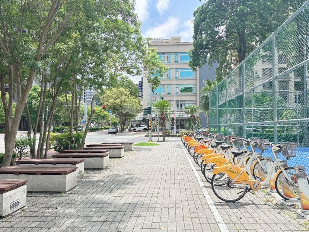 典藏高鐵區大面寬可住可店房屋室內格局與周邊環境