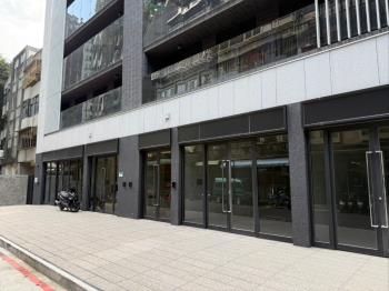 晴光商圈人潮全新店面