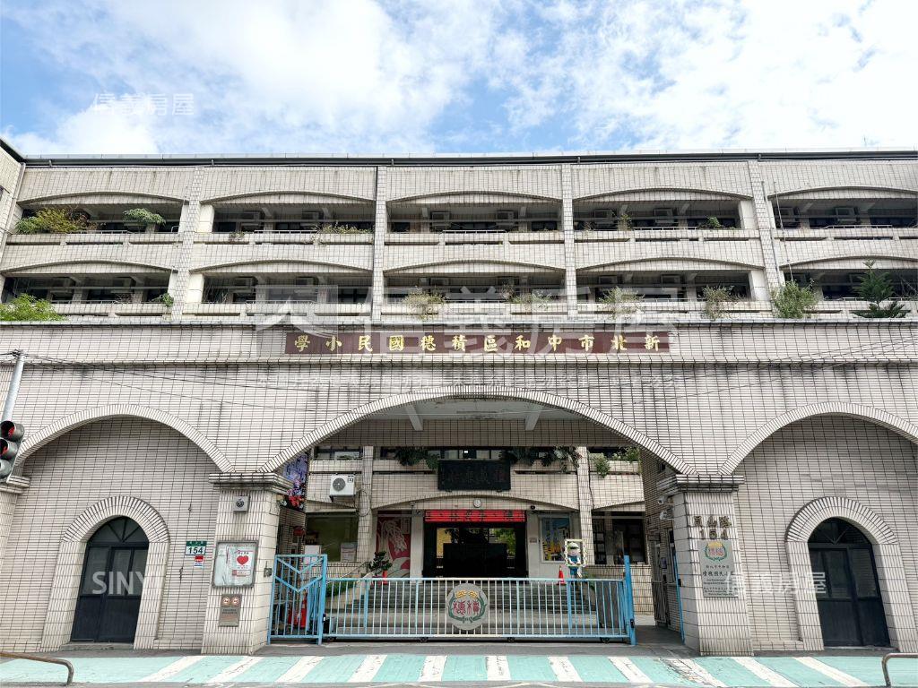 近環球購物中心一樓房屋室內格局與周邊環境