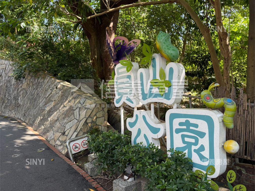 近環球購物中心一樓房屋室內格局與周邊環境