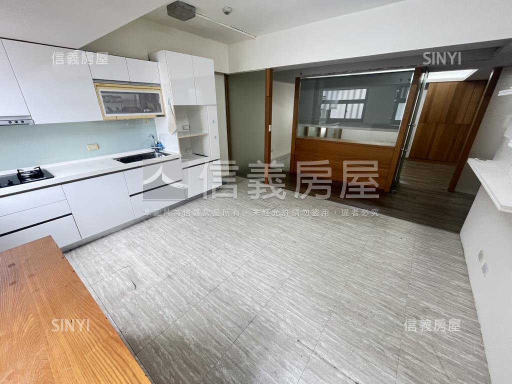 西屯黃金顯眼角店稀有釋出房屋室內格局與周邊環境