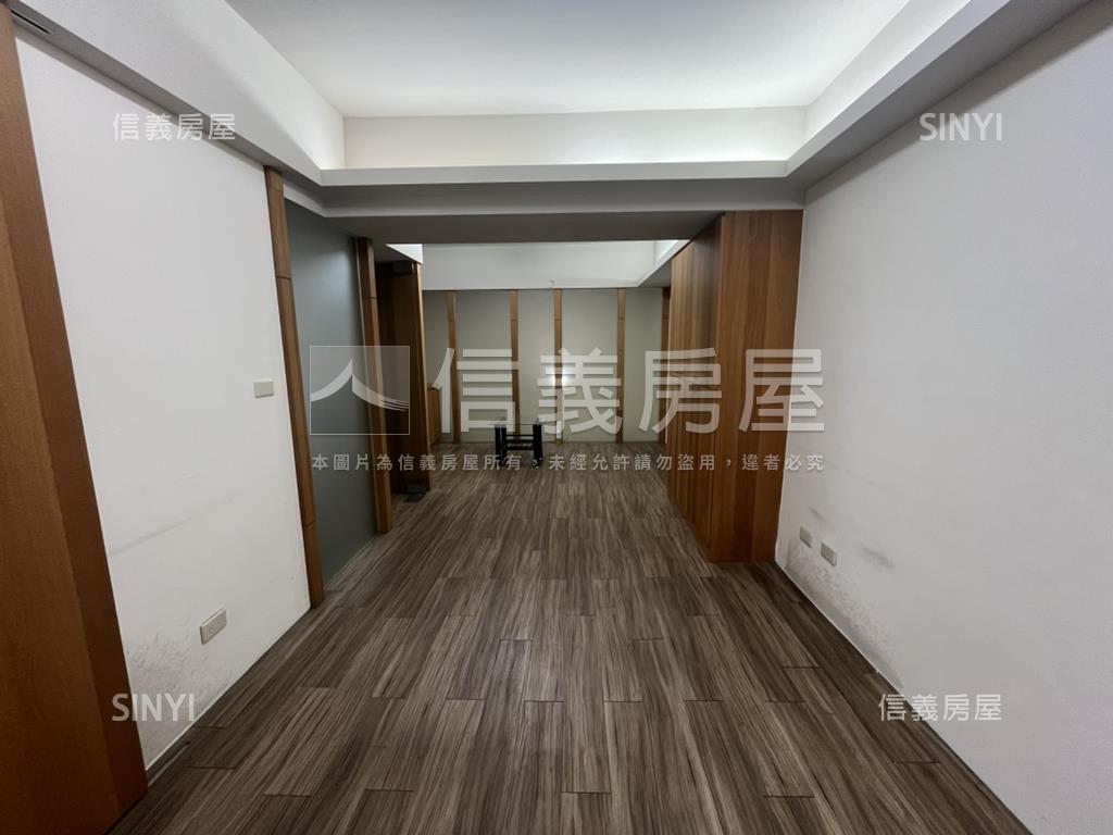 西屯黃金顯眼角店稀有釋出房屋室內格局與周邊環境
