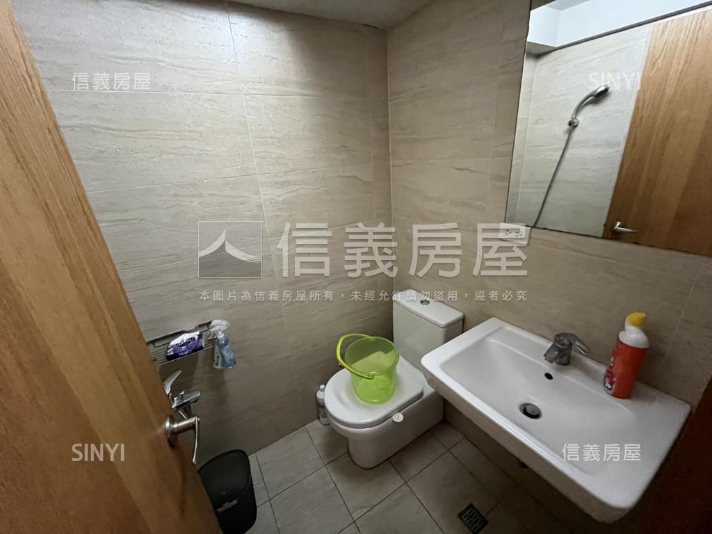 西屯黃金顯眼角店稀有釋出房屋室內格局與周邊環境