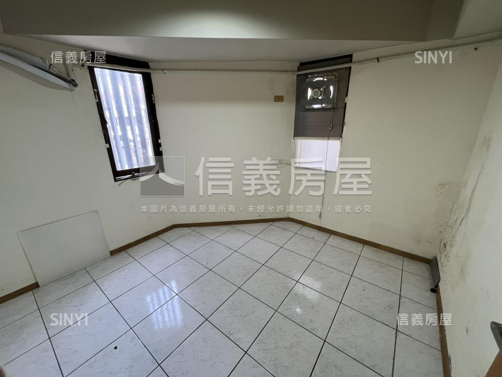 西屯黃金顯眼角店稀有釋出房屋室內格局與周邊環境