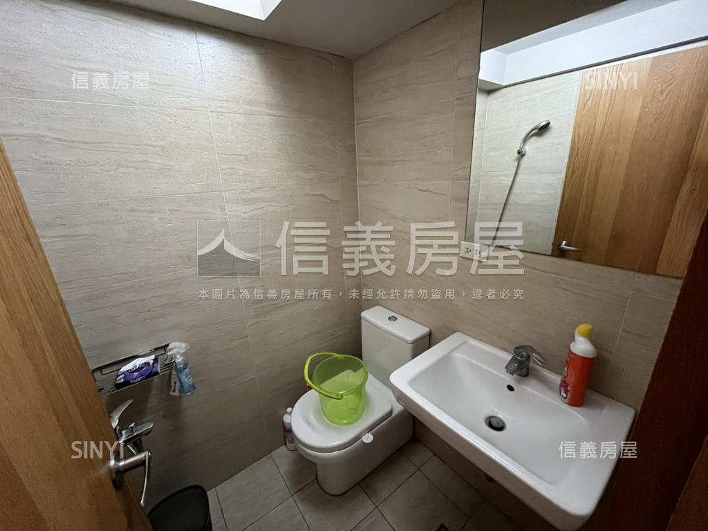 西屯黃金顯眼角店稀有釋出房屋室內格局與周邊環境
