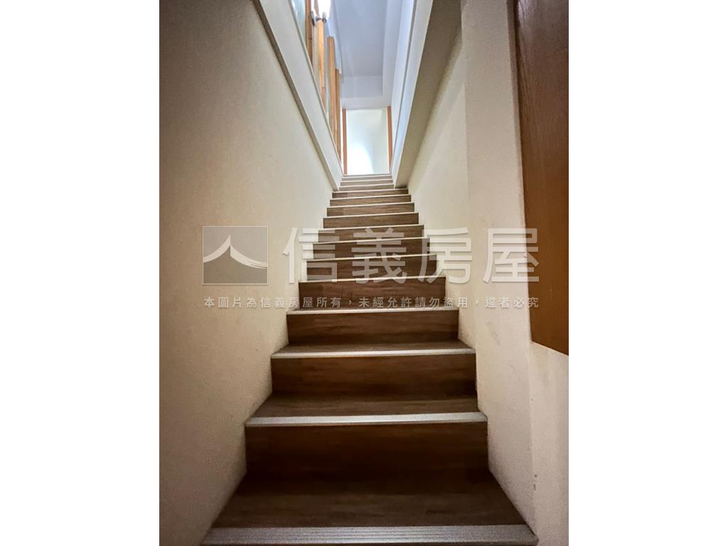 西屯黃金顯眼角店稀有釋出房屋室內格局與周邊環境