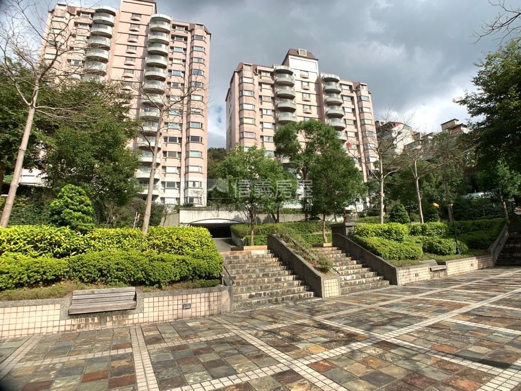 精裝傑仕堡三房車位房屋室內格局與周邊環境