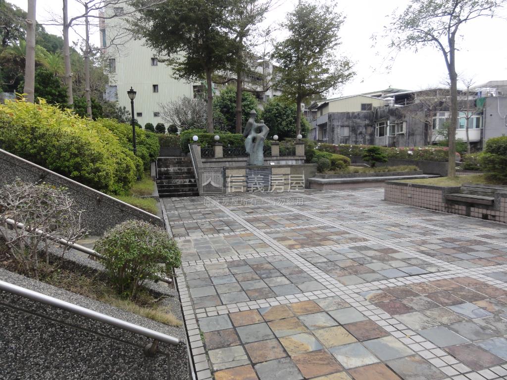 精裝傑仕堡三房車位房屋室內格局與周邊環境