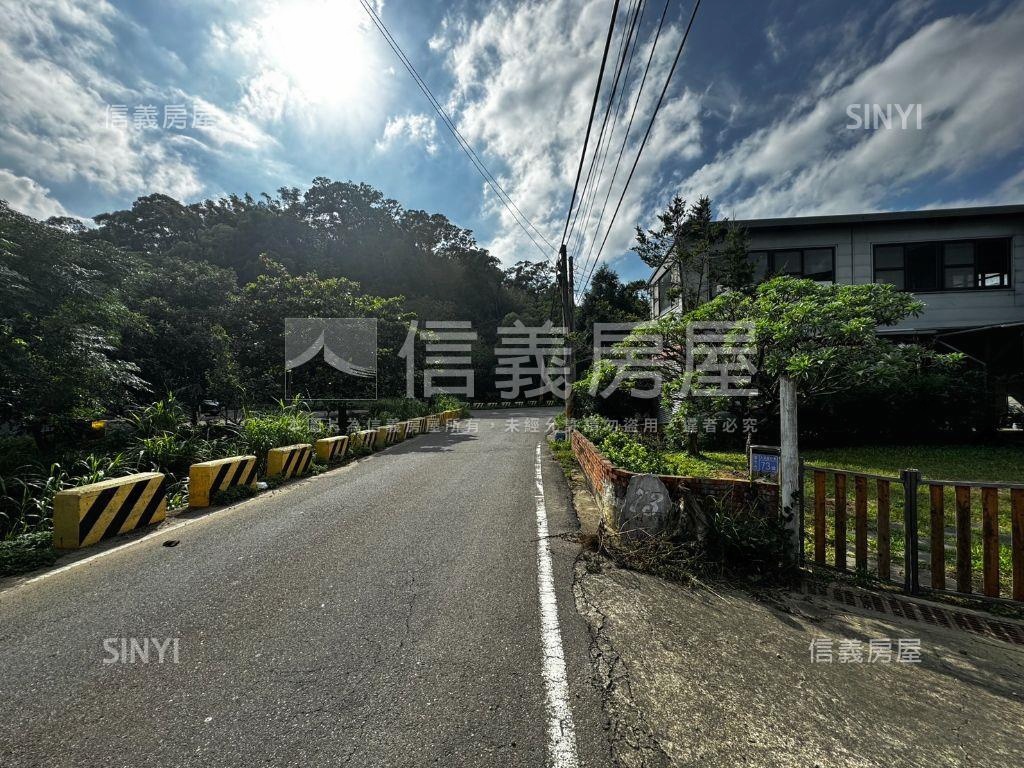青青草原旁的漂亮農舍房屋室內格局與周邊環境