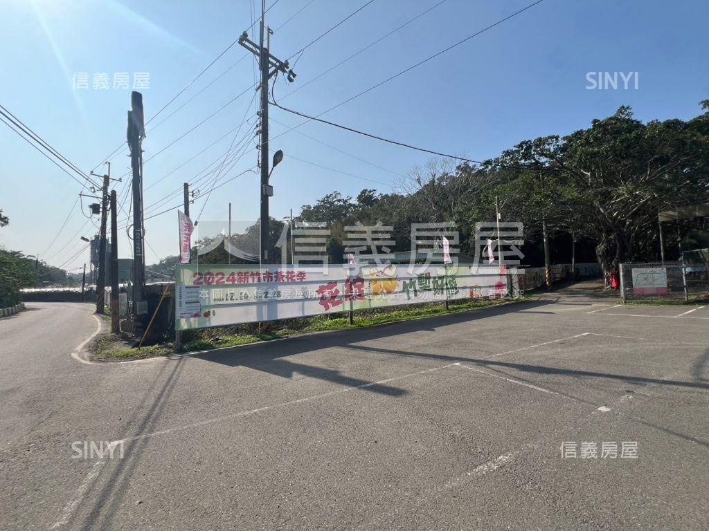 青青草原旁的漂亮農舍房屋室內格局與周邊環境