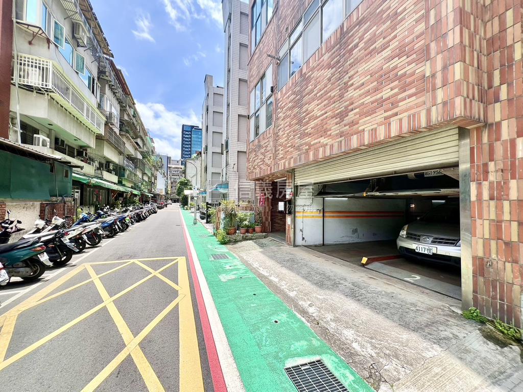 地上權便宜停車位１０號房屋室內格局與周邊環境