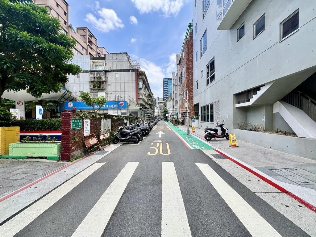 地上權便宜停車位１０號房屋室內格局與周邊環境