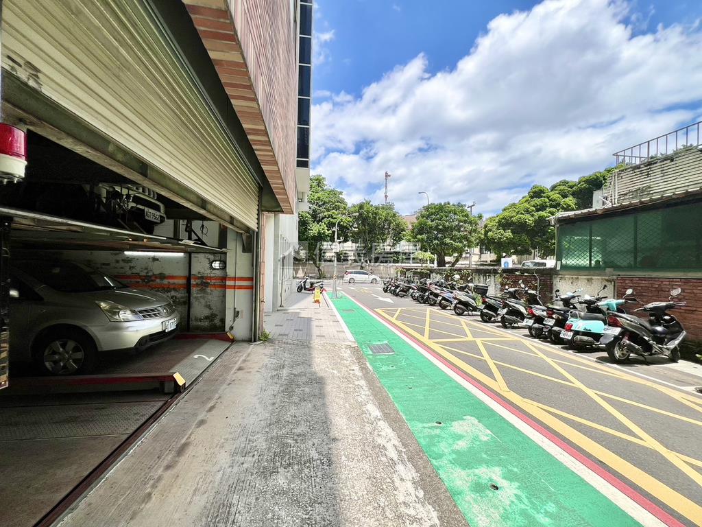 地上權便宜停車位１０號房屋室內格局與周邊環境
