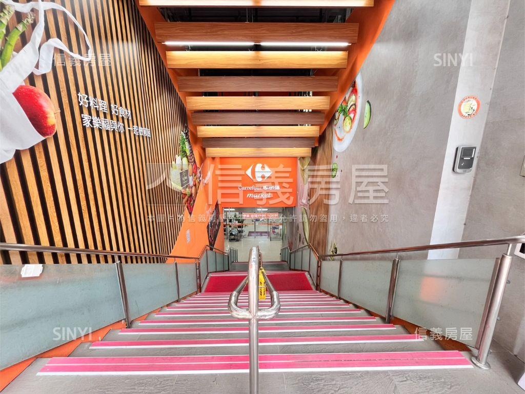 稀有家樂福黃金商場房屋室內格局與周邊環境