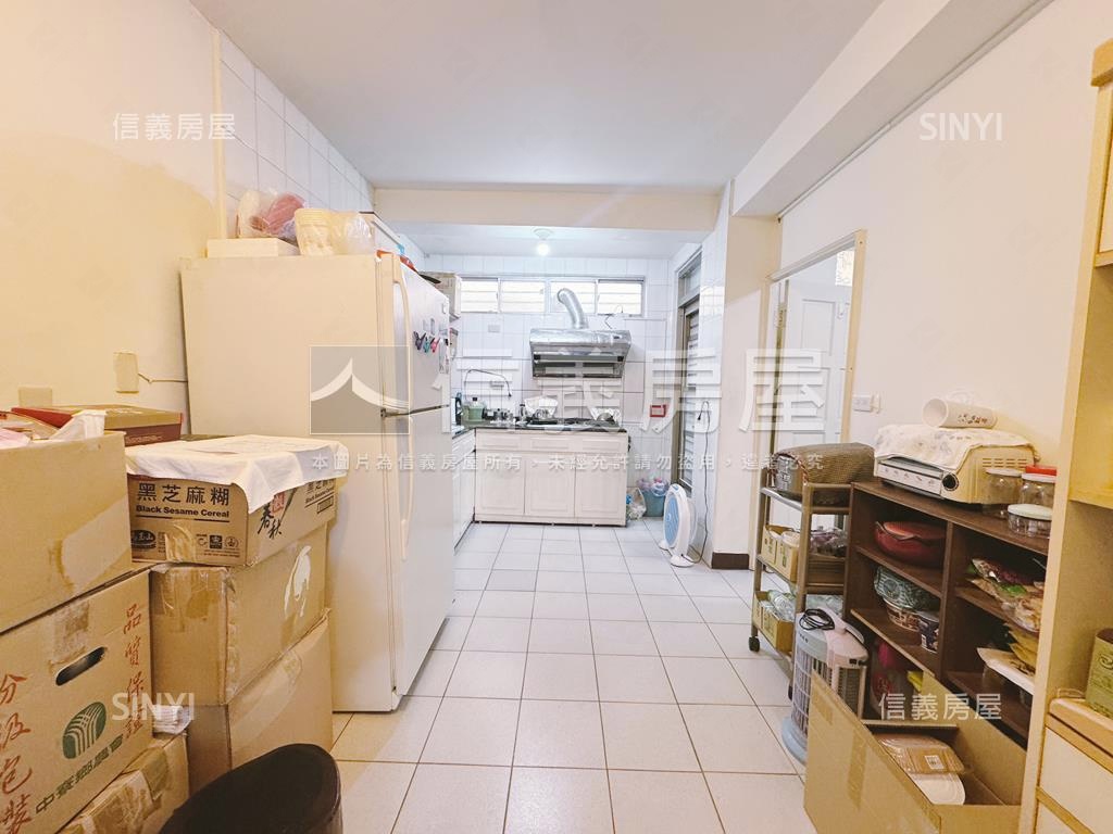 近捷運邊間三房低樓層房屋室內格局與周邊環境