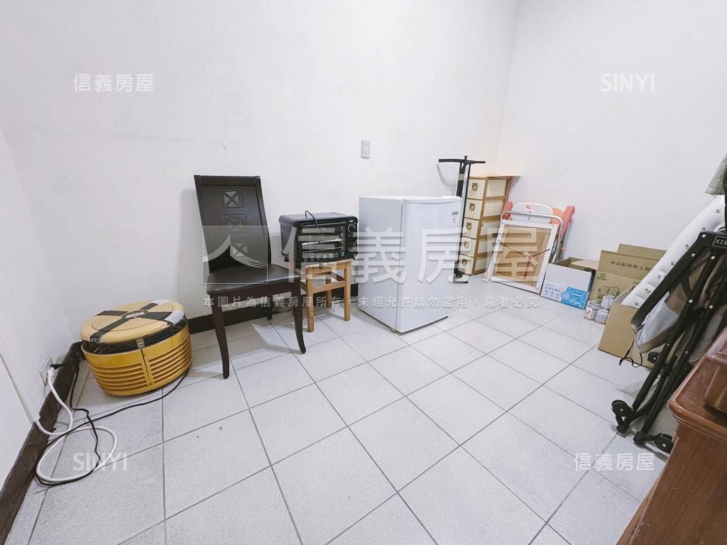 近捷運邊間三房低樓層房屋室內格局與周邊環境