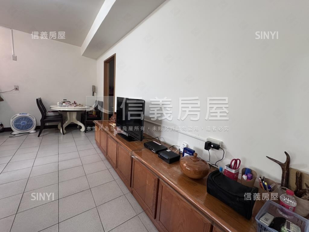 近捷運邊間三房低樓層房屋室內格局與周邊環境
