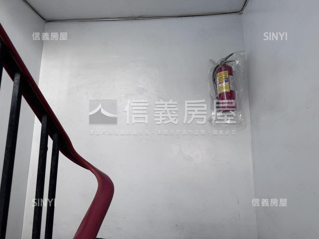 近捷運邊間三房低樓層房屋室內格局與周邊環境