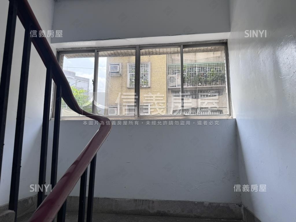 近捷運邊間三房低樓層房屋室內格局與周邊環境