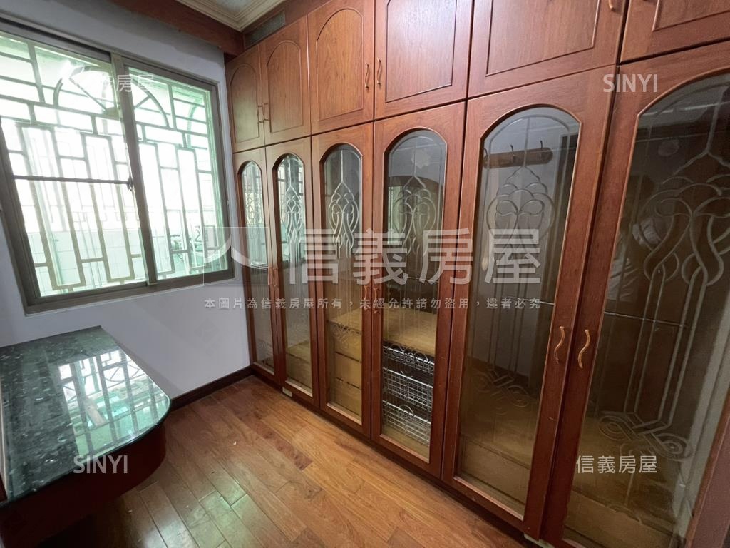 國泰透天車庫別墅房屋室內格局與周邊環境