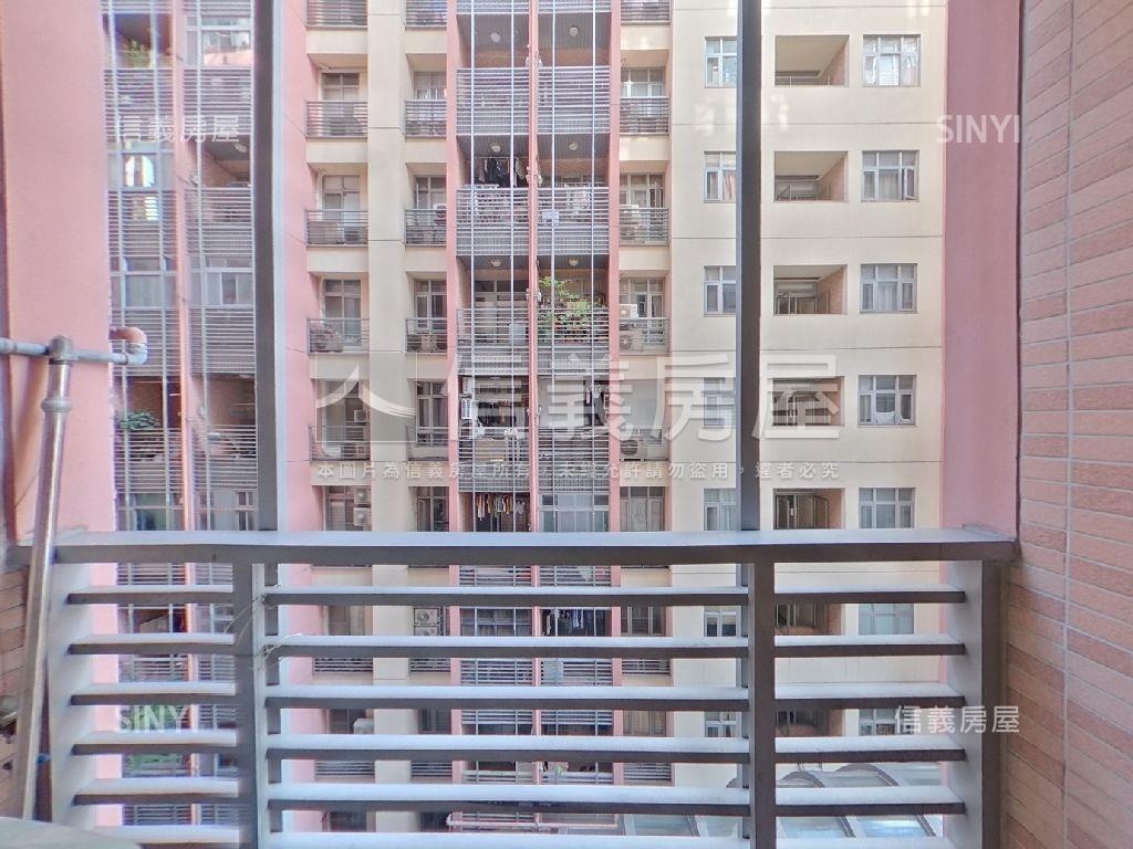 漢皇挑高面中庭加車位房屋室內格局與周邊環境