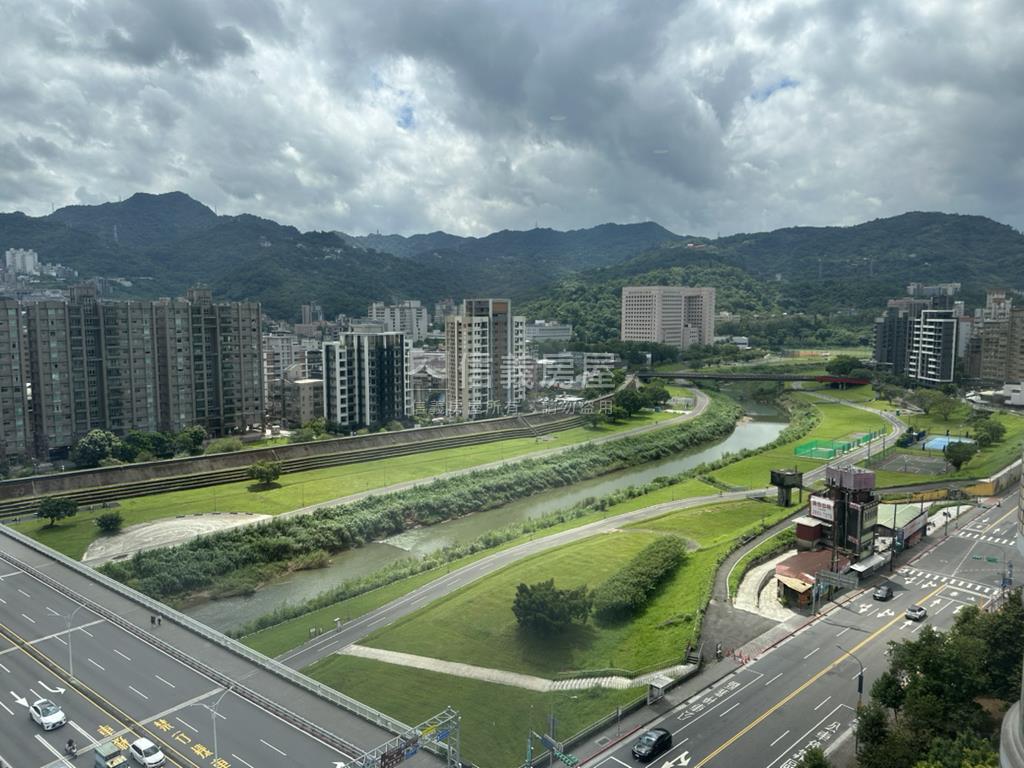 新光河堤景觀賞房屋室內格局與周邊環境