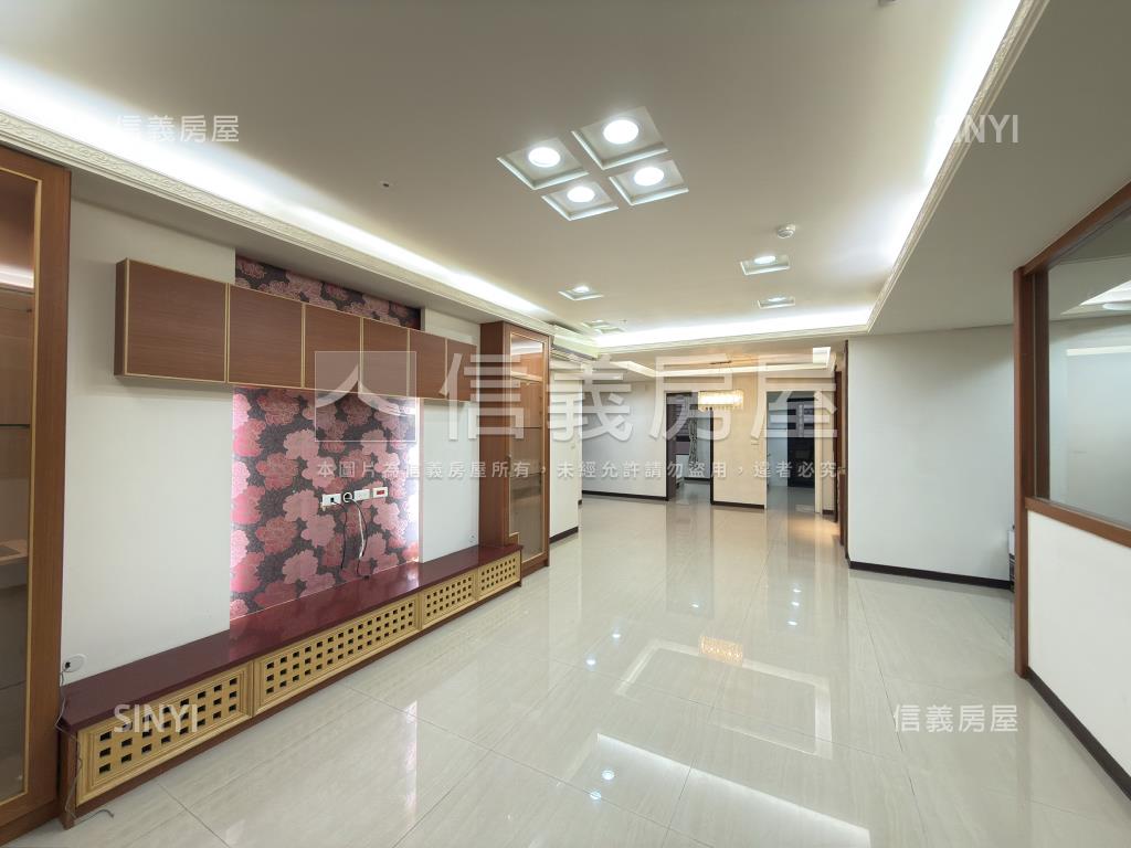 首璽四房雙車位房屋室內格局與周邊環境