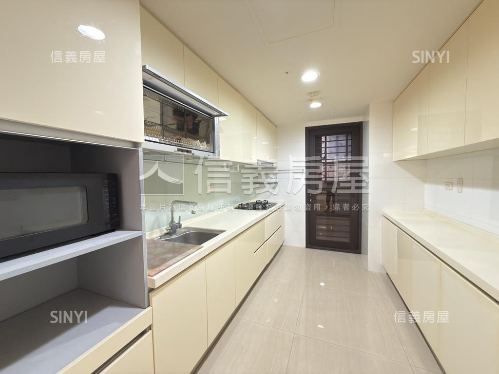 首璽四房雙車位房屋室內格局與周邊環境