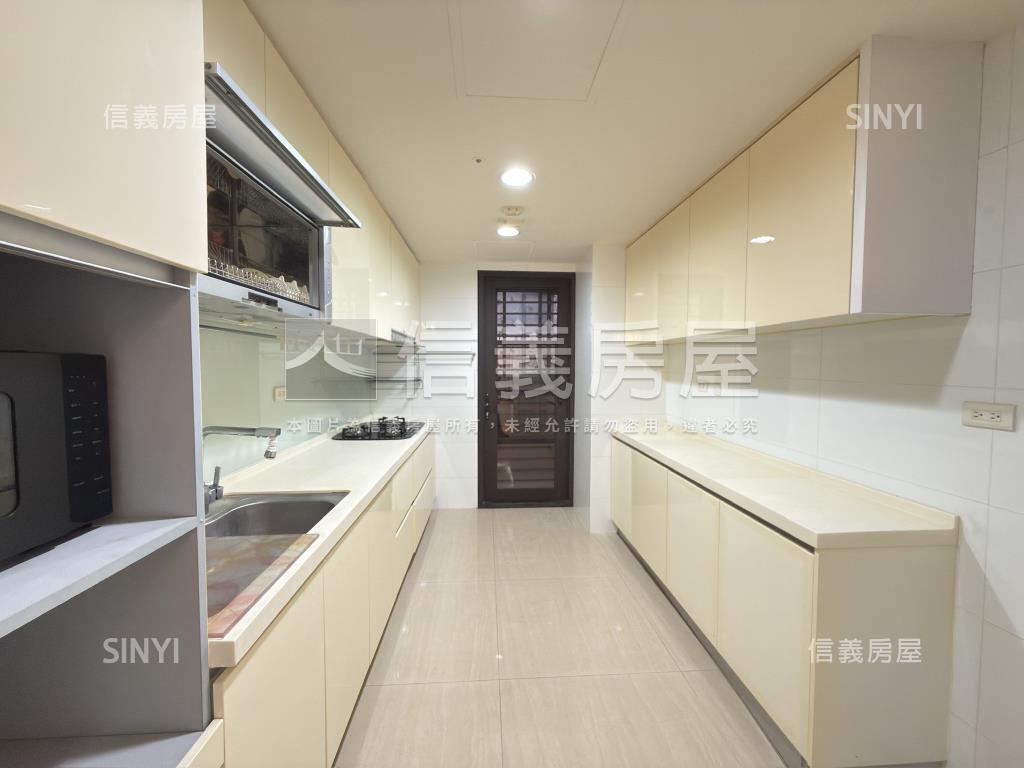 首璽四房雙車位房屋室內格局與周邊環境