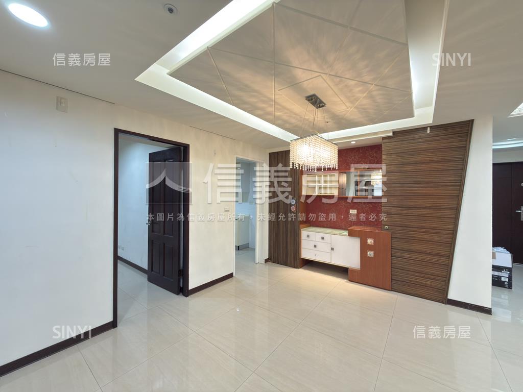 首璽四房雙車位房屋室內格局與周邊環境