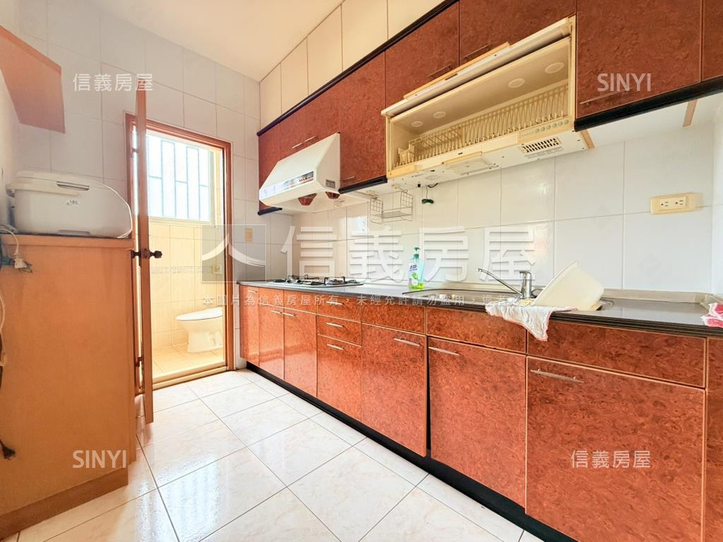 近安平國小臨路朝南店住房屋室內格局與周邊環境