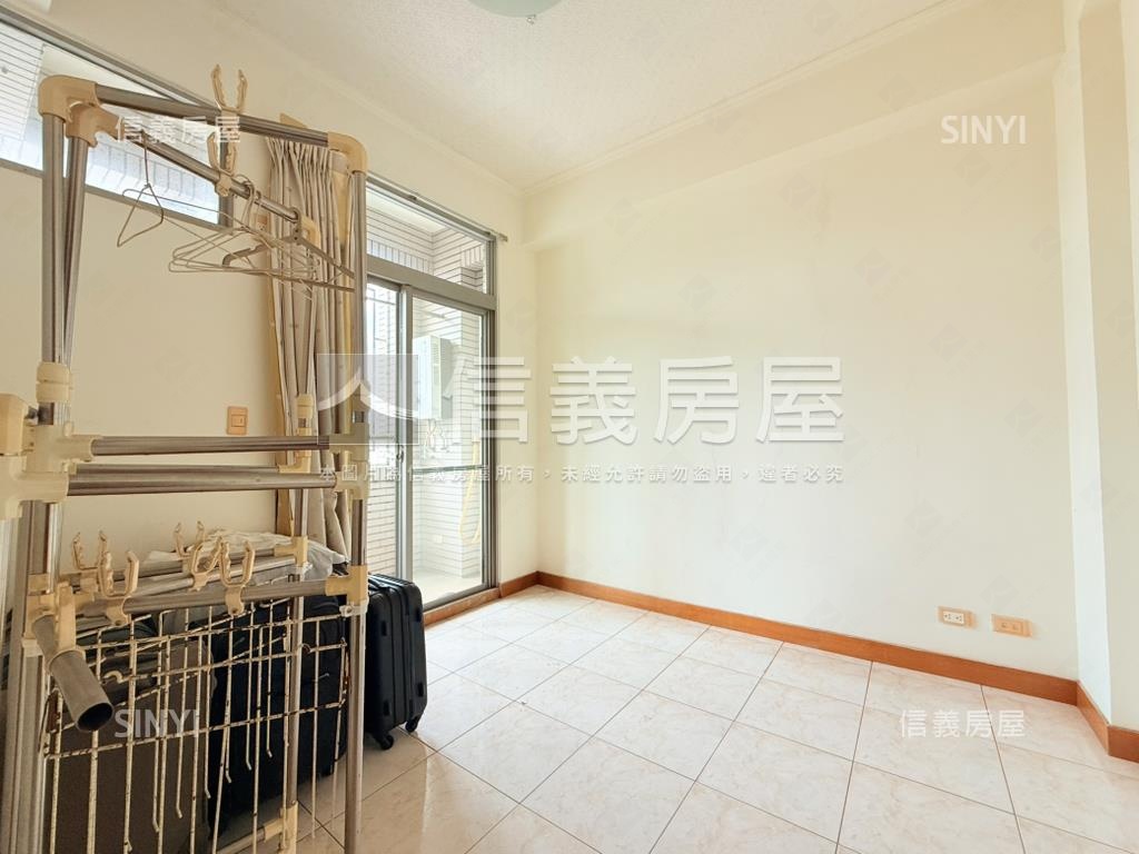 近安平國小臨路朝南店住房屋室內格局與周邊環境