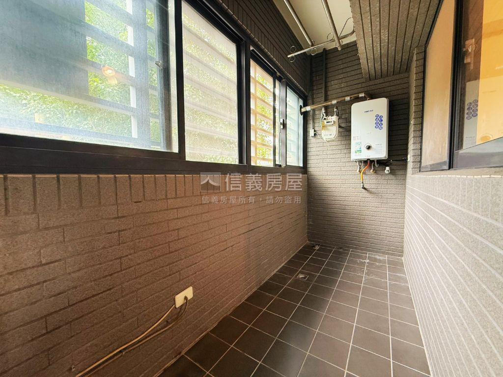 唐寧街１０號美三房附車位房屋室內格局與周邊環境