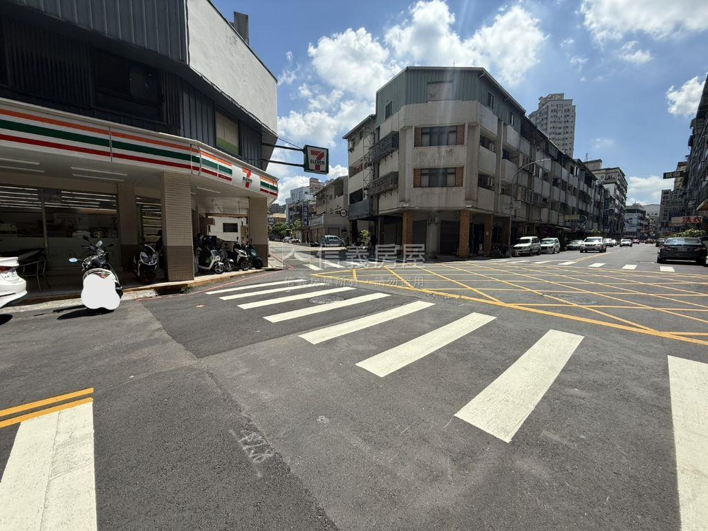 唐寧街１０號美三房附車位房屋室內格局與周邊環境