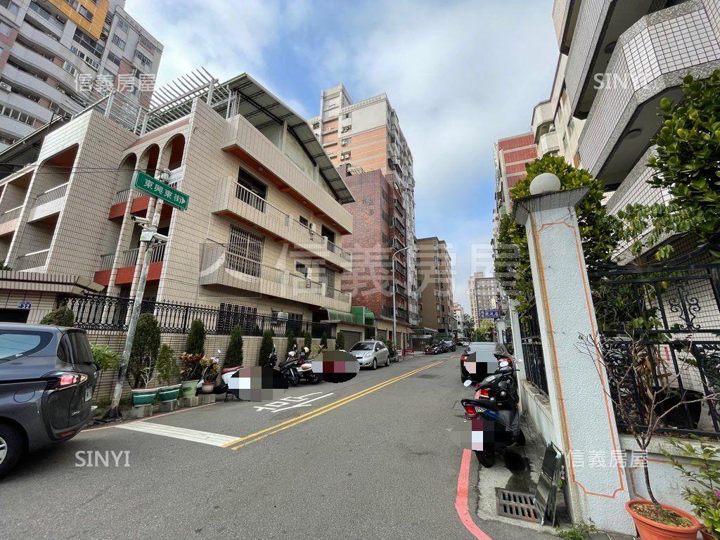 五期商圈稀有挑高店住房屋室內格局與周邊環境