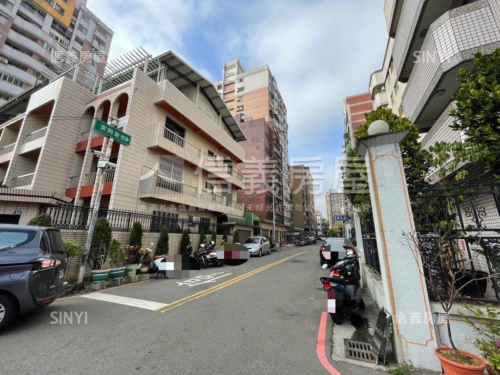 五期商圈稀有挑高店住房屋室內格局與周邊環境